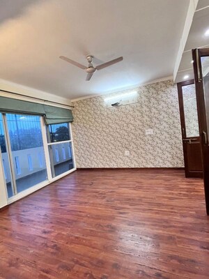 Room in 4 BHK Builder Floor at Sector 21 – for Rent