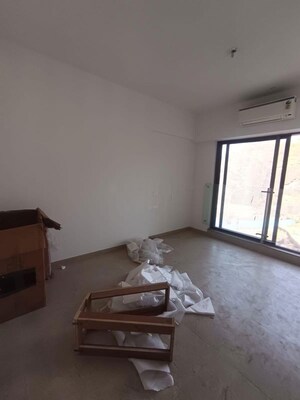 Room in 3.5 BHK Apartment at Kanakia Silicon Valley, Powai – for Rent
