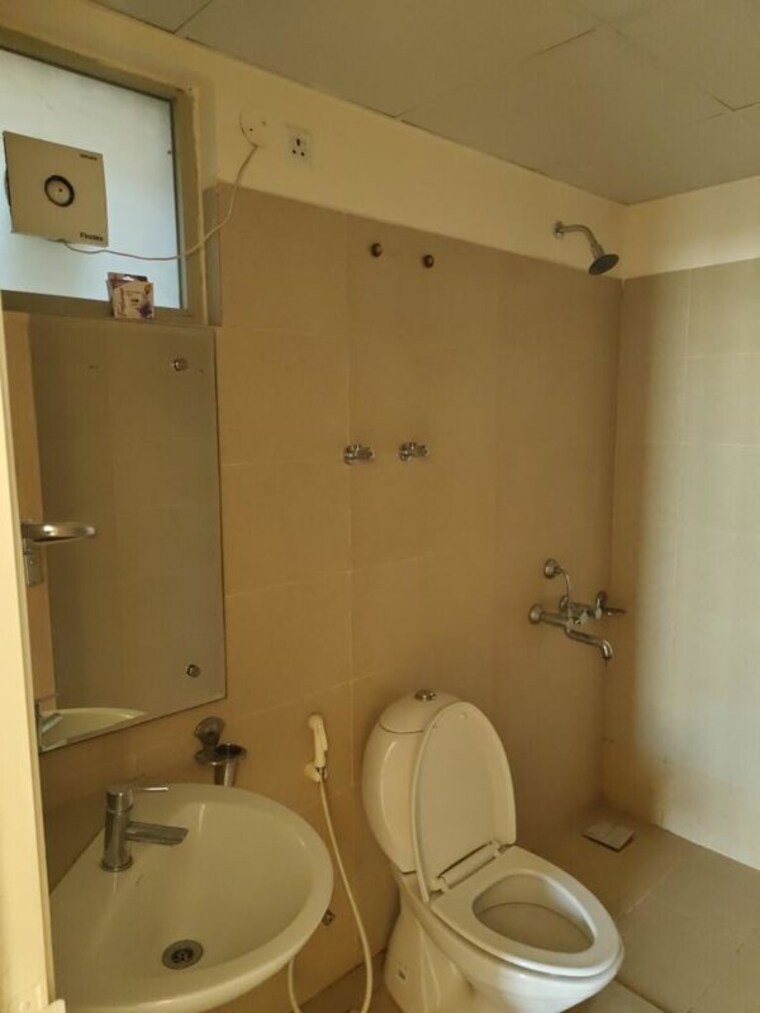 Bathroom, sector 22 3 Bedroom 1520 Sq.Ft. Builder Floor In Sector 22 Gurgaon 10558119