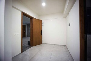 Room in 4 BHK Apartment at Navrangpura – for Sale