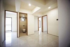 Room in 4 BHK Apartment at Navrangpura – for Sale