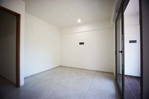 Room in 4 BHK Apartment at Navrangpura – for Sale