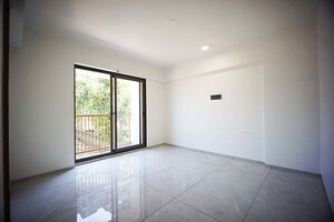 Room in 4 BHK Apartment at Navrangpura – for Sale