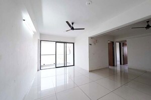 Room in 3 BHK Apartment at Vaishnodevi Circle – for Sale