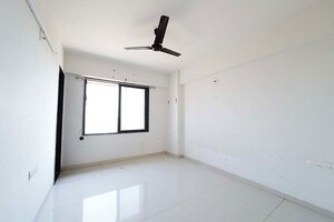 Room in 3 BHK Apartment at Vaishnodevi Circle – for Sale
