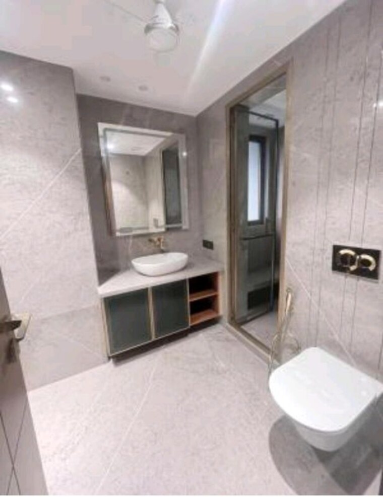 Bathroom, hauz khas 3 Bedroom 250 Sq.Yd. Builder Floor In Hauz Khas Delhi 10558184