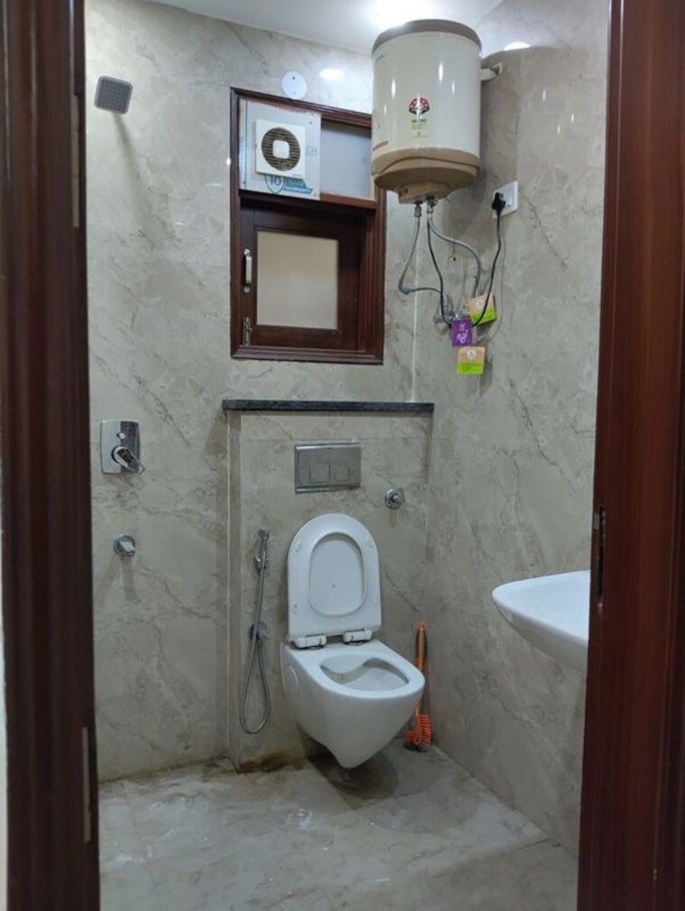 Bathroom, neb sarai 1 Bedroom 450 Sq.Ft. Builder Floor In Neb Sarai Delhi 10558261