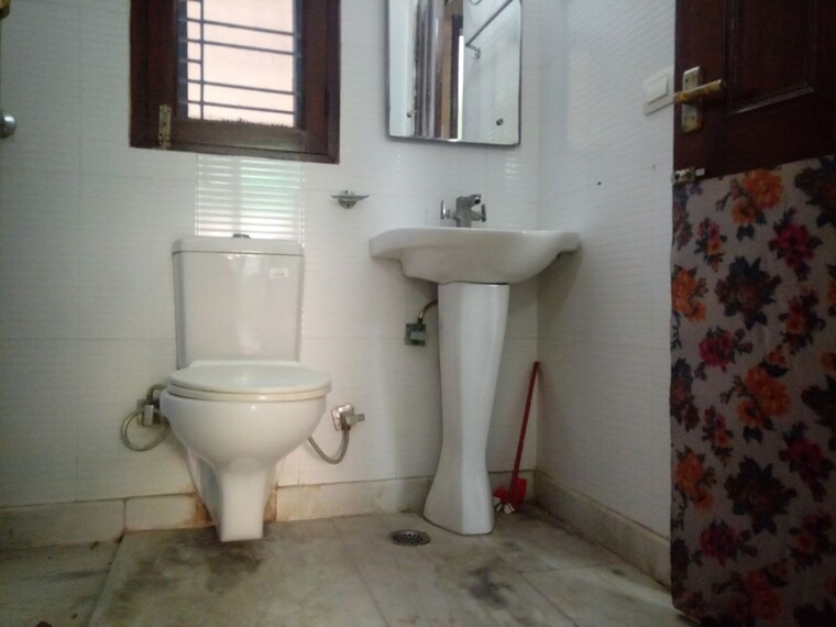 Bathroom, sector 55 2 Bedroom 1200 Sq.Ft. Builder Floor In Sector 55 Gurgaon 10558222