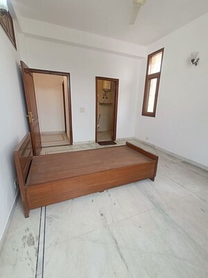 Room in 3 BHK Builder Floor at Dlf Phase I – for Rent