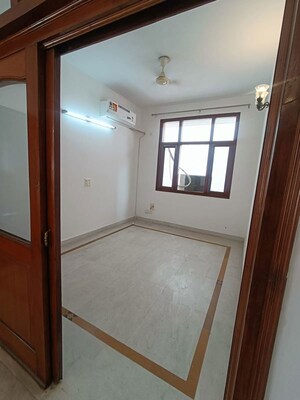 Room in 3 BHK Builder Floor at Dlf Phase I – for Rent