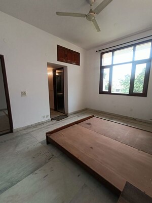 Room in 3 BHK Builder Floor at Dlf Phase I – for Rent