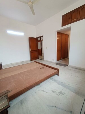 Room in 3 BHK Builder Floor at Dlf Phase I – for Rent