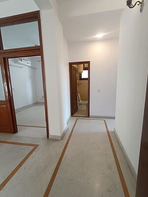 Room in 3 BHK Builder Floor at Dlf Phase I – for Rent
