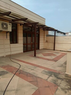 Room in 3 BHK Builder Floor at Dlf Phase I – for Rent