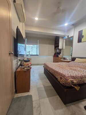 Bedroom in 1.5 BHK Apartment at Bandra West – for Rent