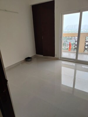 Room in 3 BHK Apartment at Sector 76 – for Rent