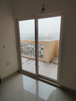 Room in 3 BHK Apartment at Sector 76 – for Rent