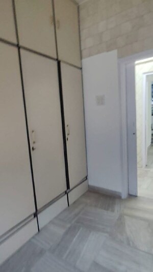 Room in 2 BHK Apartment at Bandra West – for Rent