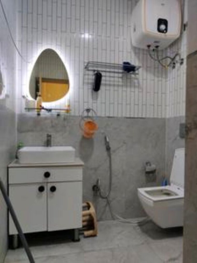 Bathroom, shipra-suncity 2 Bedroom 760 Sq.Ft. Apartment In Vaibhav Khand Ghaziabad 10558406