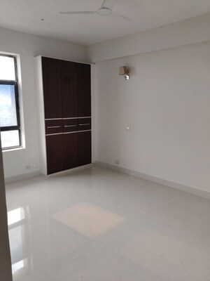 Room in 3 BHK Apartment at Unitech Horizon, Pi Greater Noida – for Rent