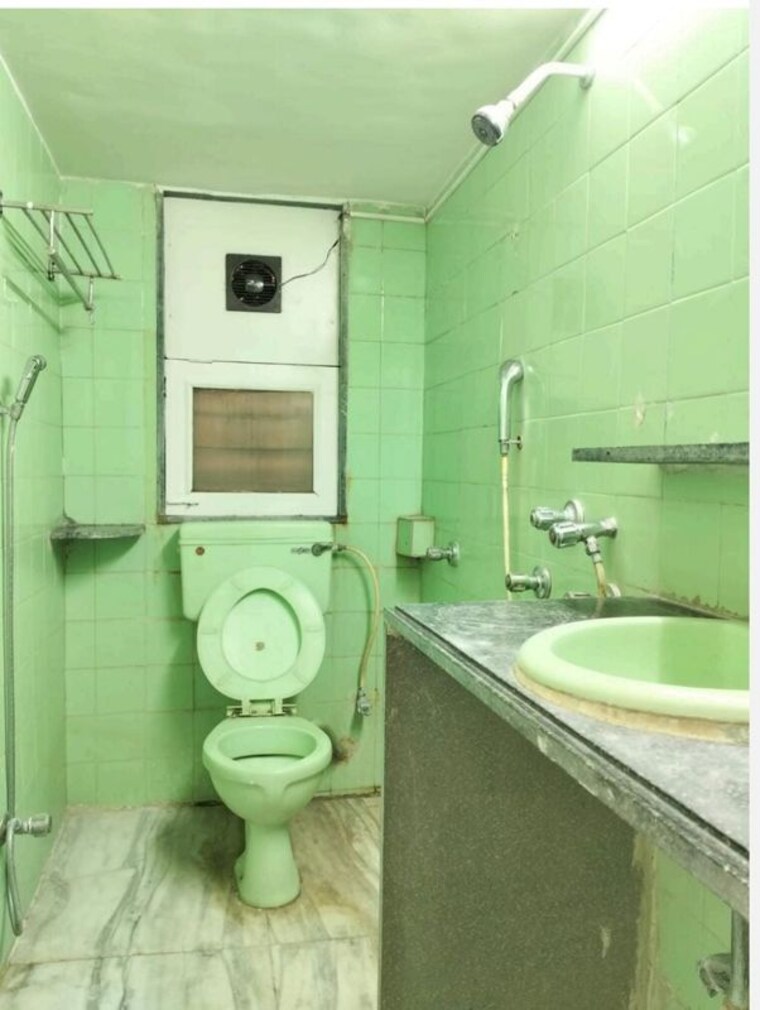 Bathroom, santacruz west 3 Bedroom 1100 Sq.Ft. Apartment In Santacruz West Mumbai 10558428