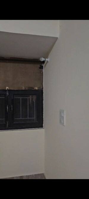 Furnished Amenities in 3 BHK Apartment at Arun Vihar Sector 37, Sector 37 – for Rent