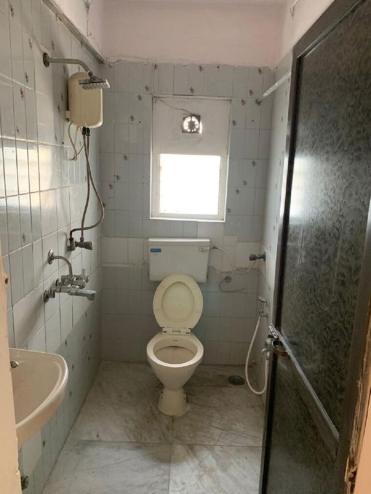 Bathroom, bandra west 1 Bedroom 500 Sq.Ft. Apartment In Bandra West Mumbai 10558468