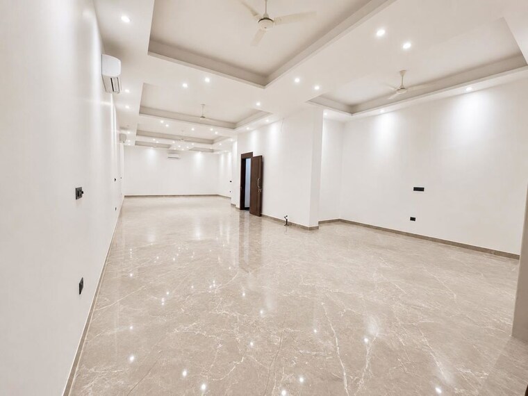 Room, shivalik colony Commercial Office Space 200 Sq.Yd. In Shivalik Colony Delhi 10558472
