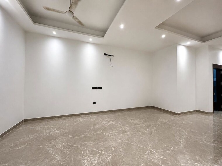 Room, shivalik colony Commercial Office Space 200 Sq.Yd. In Shivalik Colony Delhi 10558472