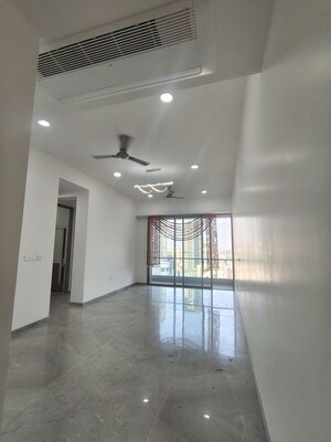 Room in 2 BHK Apartment at Prestige Jasdan Classic, Mahalaxmi – for Rent