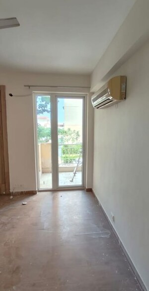 Room in 4 BHK Apartment at Emaar Palm Hills, Sector 77 – for Rent