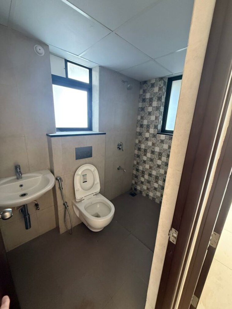 Bathroom, shapoorji-pallonji-vahana-yahavi-phase-1 2.5 Bedroom 980 Sq.Ft. Apartment In Bavdhan Pune 10558512