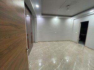 Room in 1.5 BHK Builder Floor at Sector 109 – for Rent