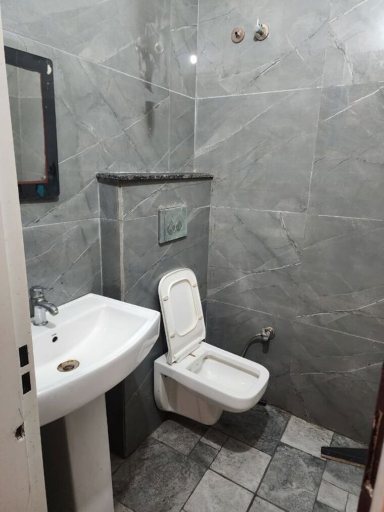 Bathroom, aura-homes 2 Bedroom 1250 Sq.Ft. Apartment In Patiala Road Zirakpur 10558576
