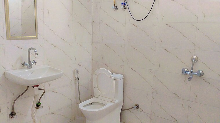 Bathroom, rwa-residential-society-sector-46 2 Bedroom 205 Sq.Yd. Builder Floor In Sector 46 Gurgaon 10060650