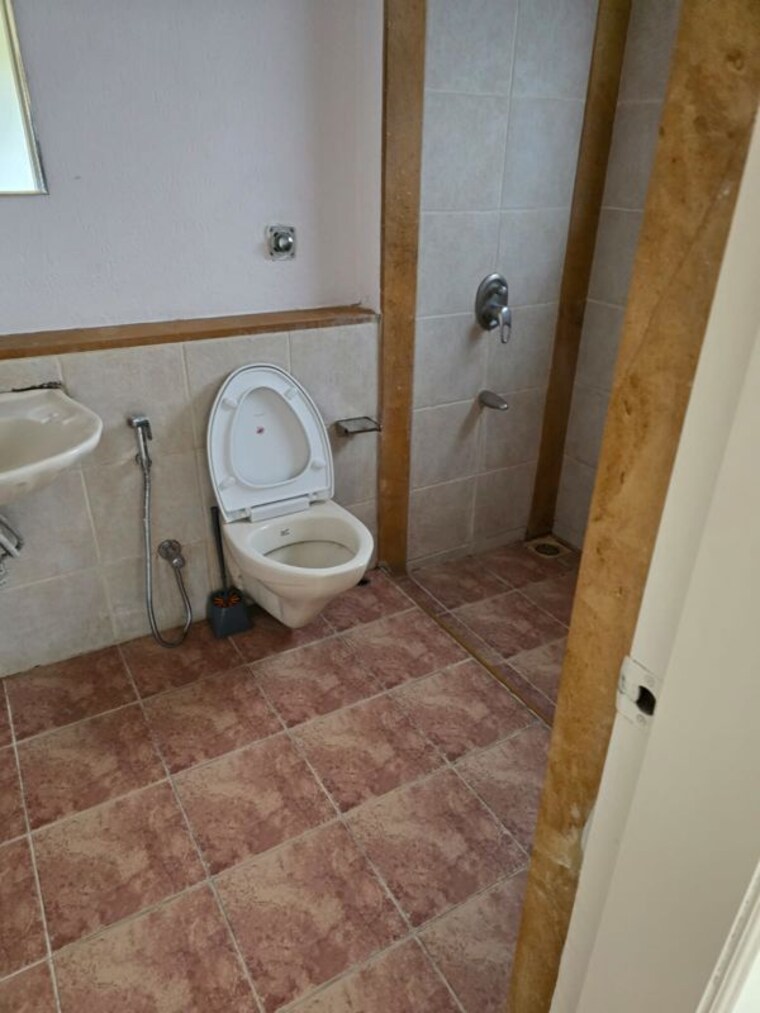 Bathroom, panchshil-forest-castle 3.5 Bedroom 2000 Sq.Ft. Apartment In Koregaon Park Pune 10558614