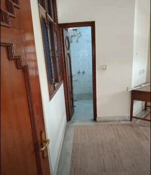 Balcony in 2 BHK Builder Floor at Sector 33 – for Rent