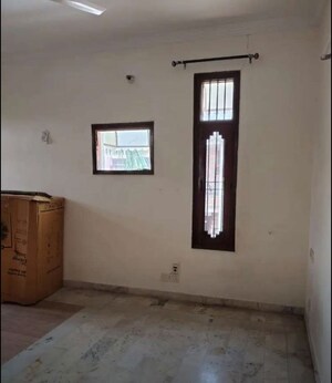 Room in 2 BHK Builder Floor at Sector 33 – for Rent