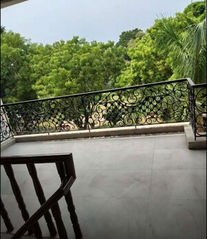 Balcony in 2 BHK Builder Floor at Sector 33 – for Rent
