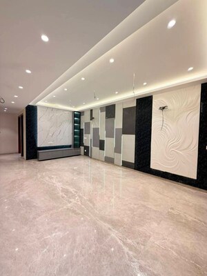 Room in 3 BHK Builder Floor at DLF Atria, Dlf Phase ii – for Sale