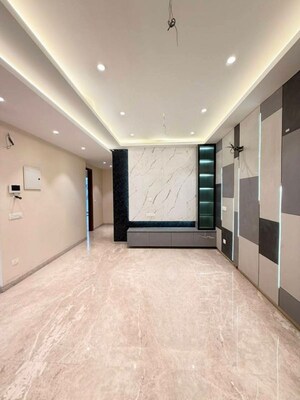 Room in 3 BHK Builder Floor at DLF Atria, Dlf Phase ii – for Sale