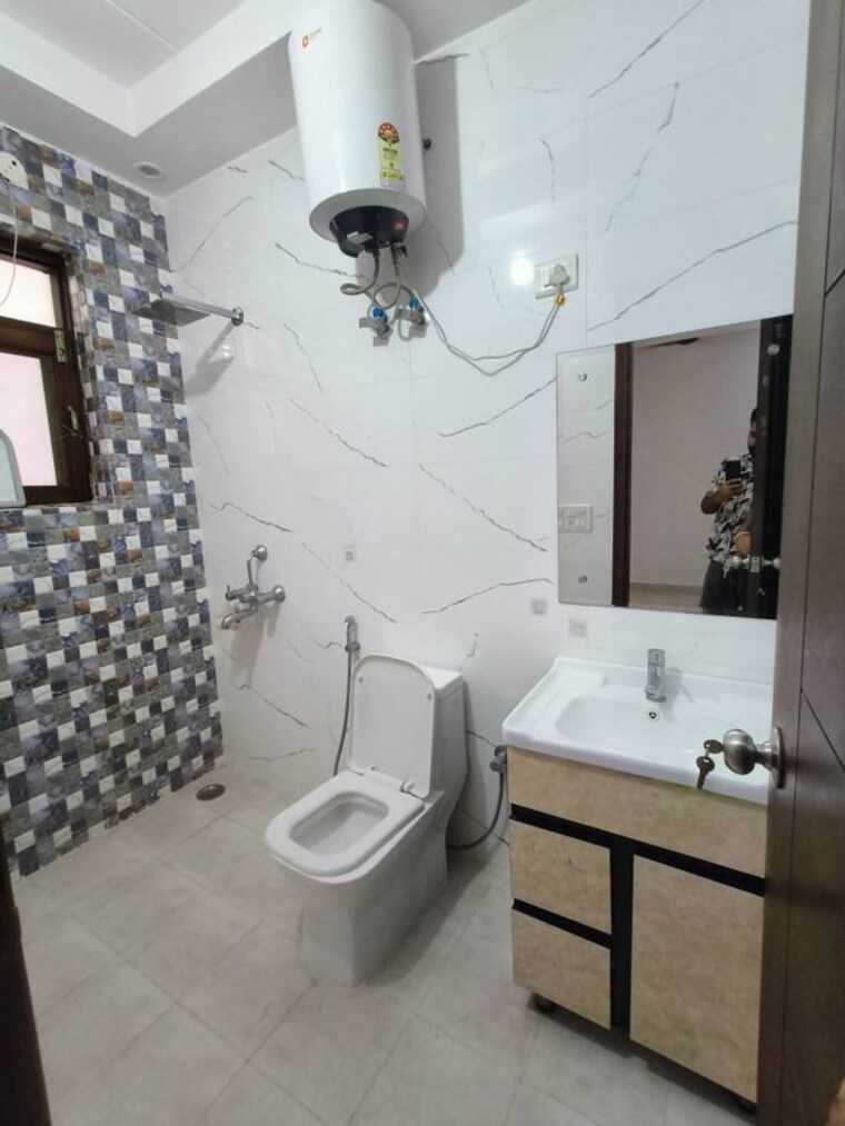 Bathroom, new palam vihar phase 3 3 Bedroom 173 Sq.Yd. Builder Floor In New Palam Vihar Phase 3 Gurgaon 10558689