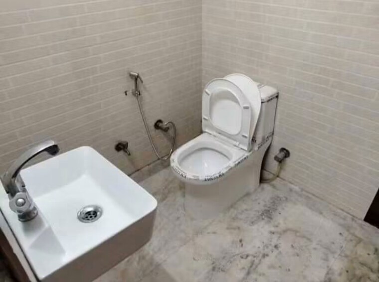 Bathroom, chattarpur 2 Bedroom 900 Sq.Ft. Builder Floor In Chattarpur Delhi 10558797