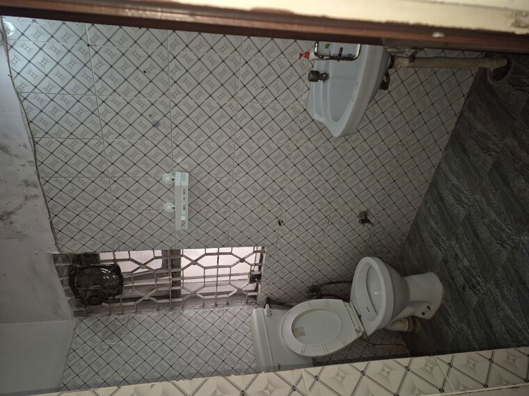 Bathroom, mayur vihar 2.5 Bedroom 950 Sq.Ft. Apartment In Mayur Vihar Delhi 10558796