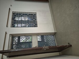 Furnished Amenities in 2.5 BHK Apartment at Mayur Vihar – for Rent