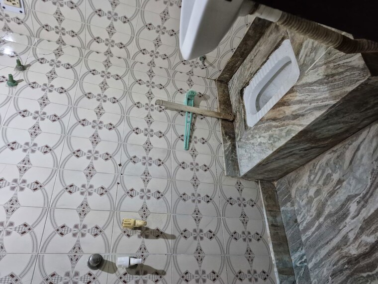 Bathroom, mayur vihar 1.5 Bedroom 450 Sq.Ft. Builder Floor In Mayur Vihar Delhi 10558806