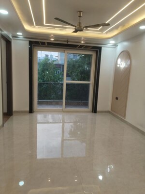 Room in 3 BHK Apartment at Sarita Vihar – for Sale