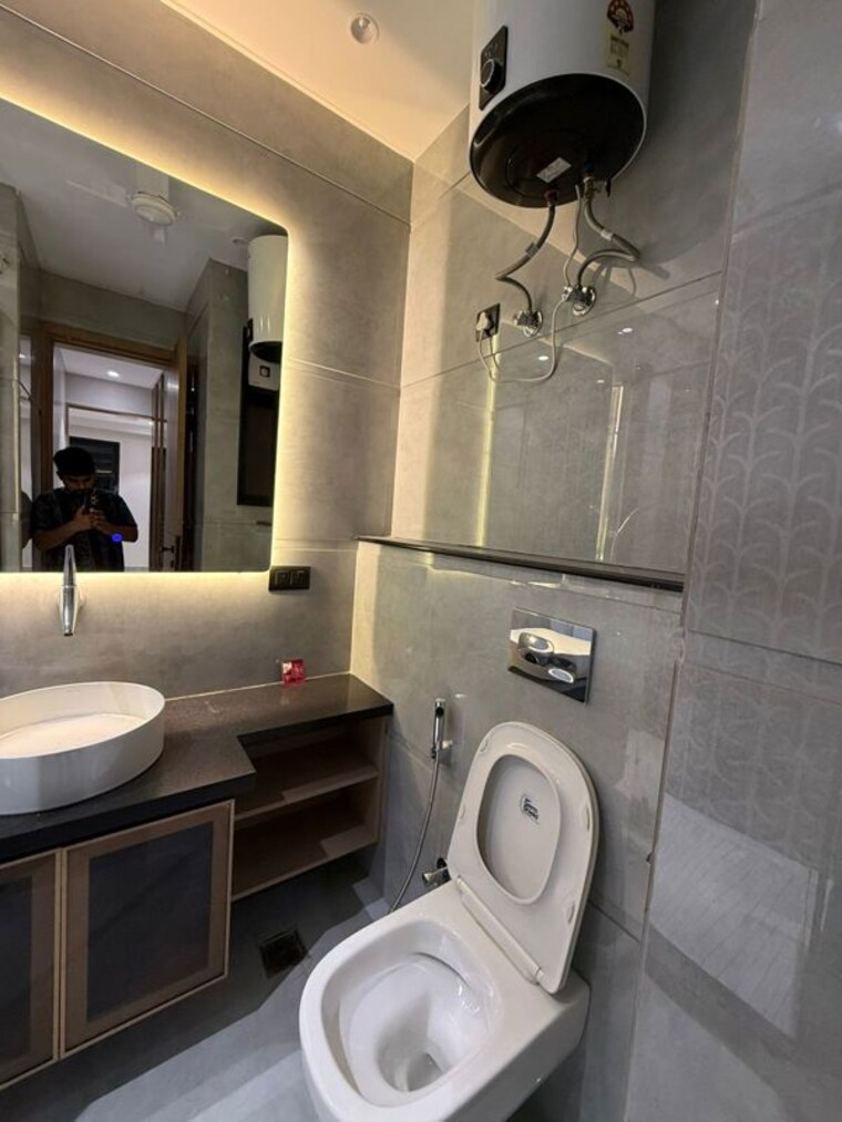 Bathroom, unitech-south-city-ii 3 Bedroom 1850 Sq.Ft. Builder Floor In Sector 50 Gurgaon 10558844