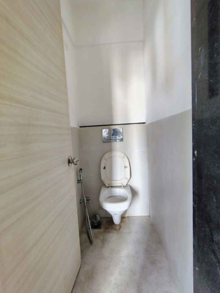 Bathroom, city-view-building 1 Bedroom 530 Sq.Ft. Apartment In Worli Mumbai 10558962