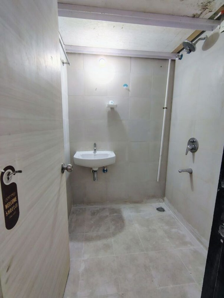 Bathroom, city-view-building 1 Bedroom 530 Sq.Ft. Apartment In Worli Mumbai 10558962
